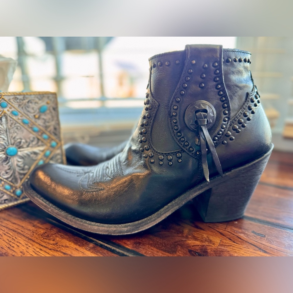 LIBERTY Black snip toe black concho boots size 11 🖤🪩